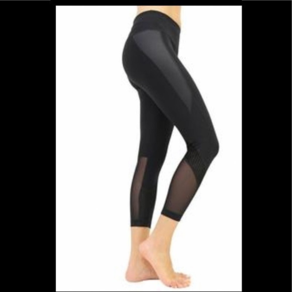 Yoga Athletic Capri Pant with Mesh, Black Size Small